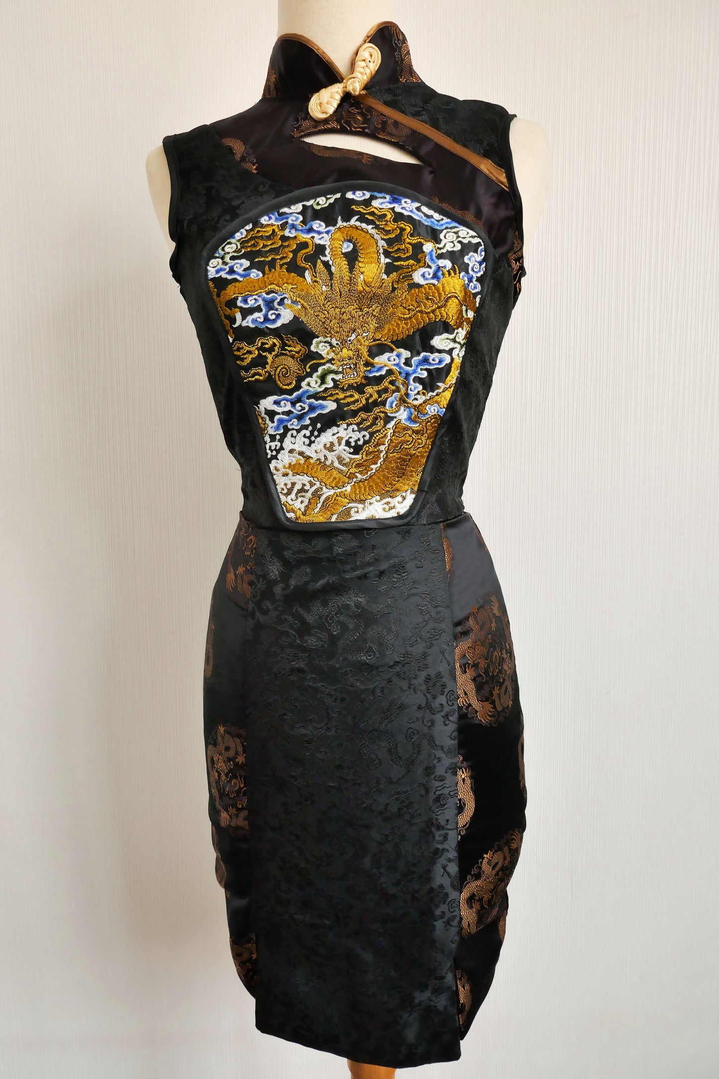 Xi Yun Black Sleeveless (Top)