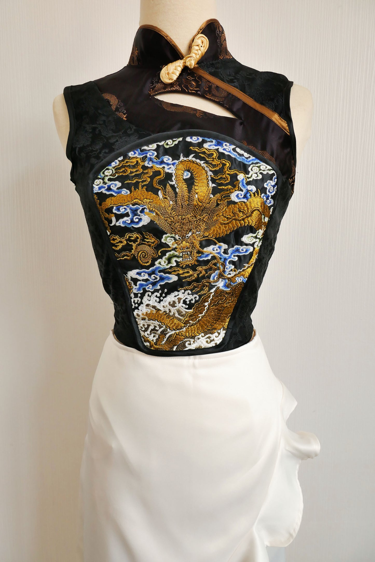 Xi Yun Black Sleeveless (Top)